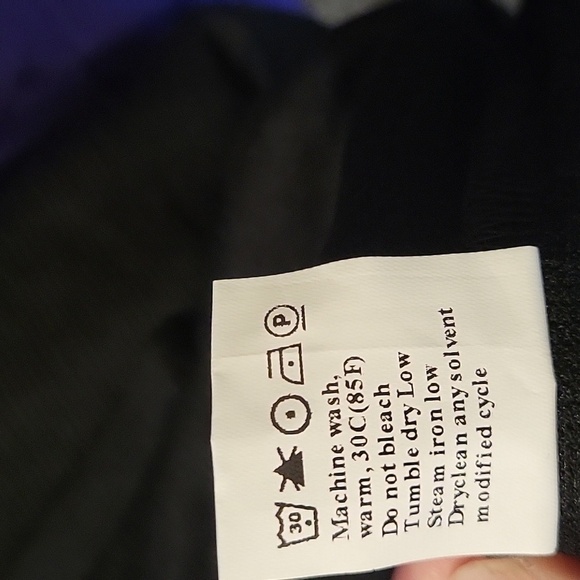 Elegant Black Sleeveless Dress With Pockets - Picture 12 of 16